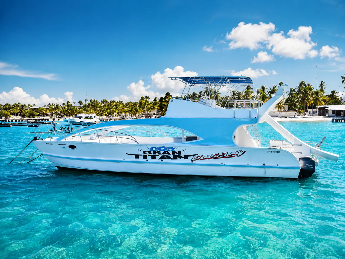 Catamarán premium sobre mar turquesa
