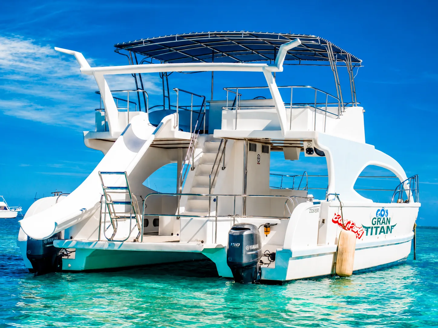 Catamarán Gran Titán sobre agua turquesa en Punta Cana